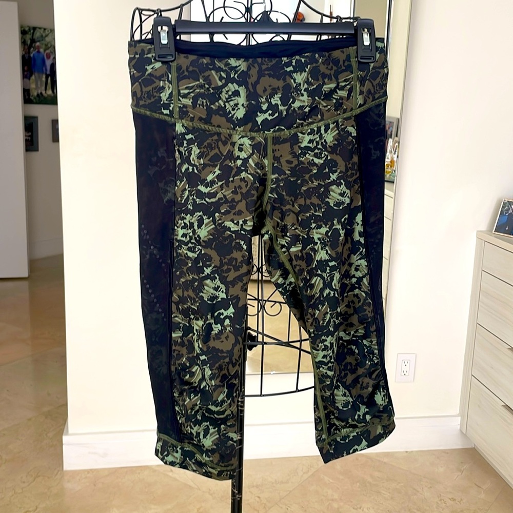 LULULEMON CAMO CAPRIS BLACK MESH